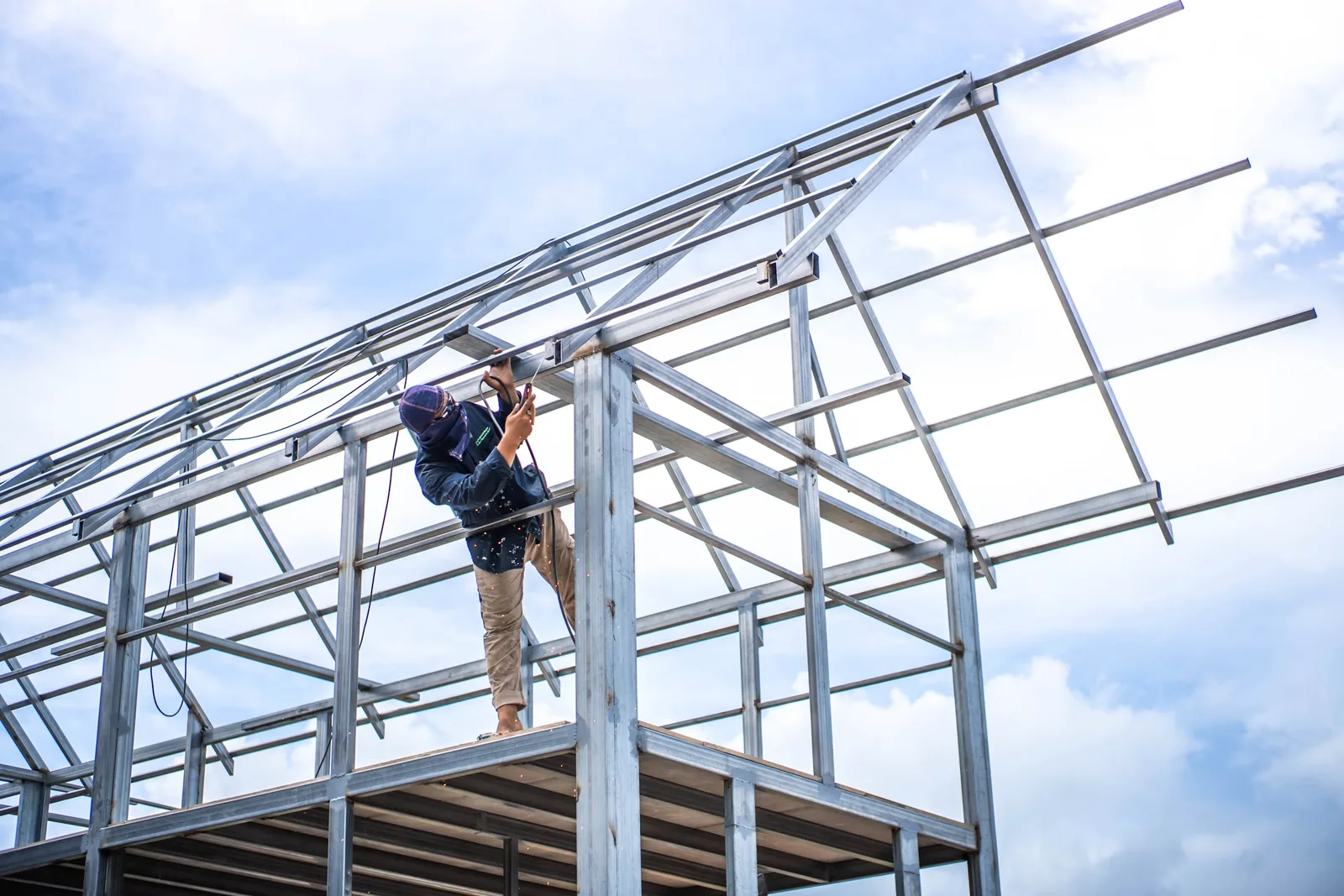 Ingeniero montando una estructura de acero liviano